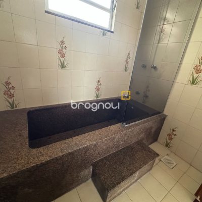 Casa com 262m², 4 quartos (sendo 1 suíte), 4 garagens, no bairro Balneário em Florianópolis