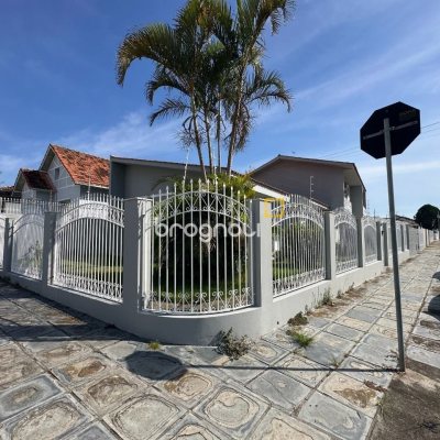 Casa com 262m², 4 quartos (sendo 1 suíte), 4 garagens, no bairro Balneário em Florianópolis