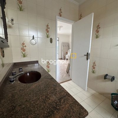 Casa com 262m², 4 quartos (sendo 1 suíte), 4 garagens, no bairro Balneário em Florianópolis