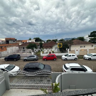 Casa com 262m², 4 quartos (sendo 1 suíte), 4 garagens, no bairro Balneário em Florianópolis