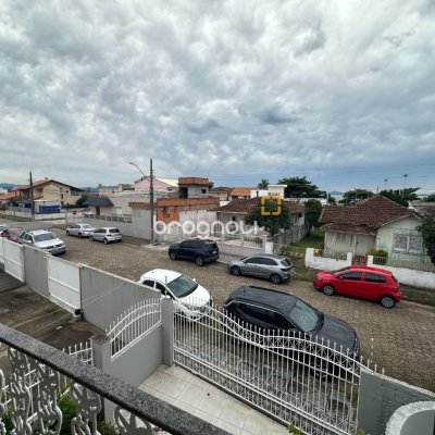 Casa com 262m², 4 quartos (sendo 1 suíte), 4 garagens, no bairro Balneário em Florianópolis