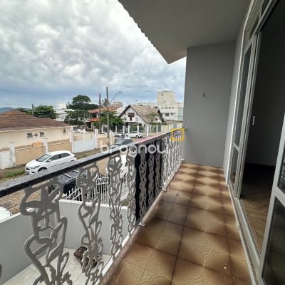 Casa com 262m², 4 quartos (sendo 1 suíte), 4 garagens, no bairro Balneário em Florianópolis
