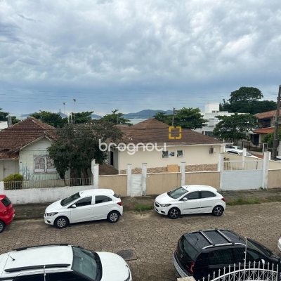 Casa com 262m², 4 quartos (sendo 1 suíte), 4 garagens, no bairro Balneário em Florianópolis