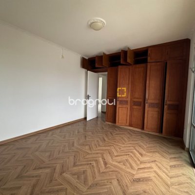 Casa com 262m², 4 quartos (sendo 1 suíte), 4 garagens, no bairro Balneário em Florianópolis