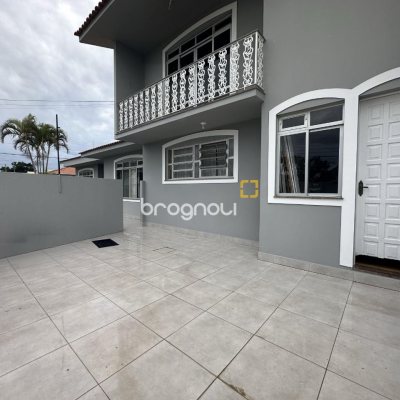 Casa com 262m², 4 quartos (sendo 1 suíte), 4 garagens, no bairro Balneário em Florianópolis