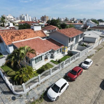 Casa com 262m², 4 quartos (sendo 1 suíte), 4 garagens, no bairro Balneário em Florianópolis