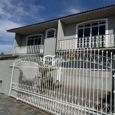 Casa com 262m², 4 quartos (sendo 1 suíte), 4 garagens, no bairro Balneário em Florianópolis