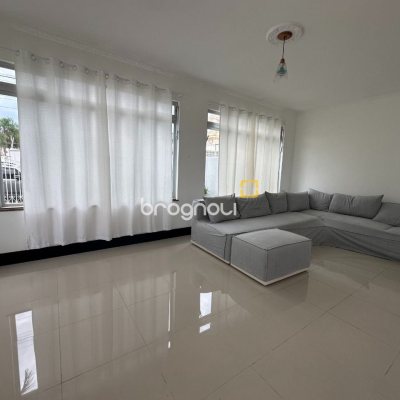 Casa com 262m², 4 quartos (sendo 1 suíte), 4 garagens, no bairro Balneário em Florianópolis
