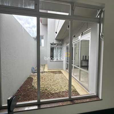 Casa com 262m², 4 quartos (sendo 1 suíte), 4 garagens, no bairro Balneário em Florianópolis