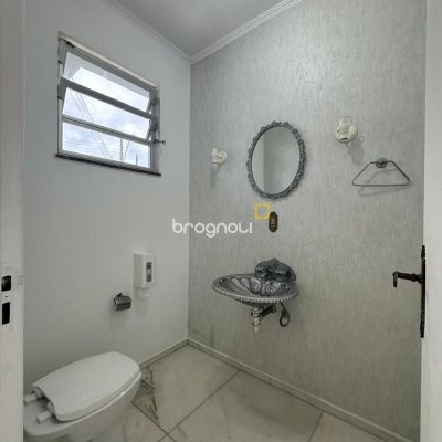 Casa com 262m², 4 quartos (sendo 1 suíte), 4 garagens, no bairro Balneário em Florianópolis