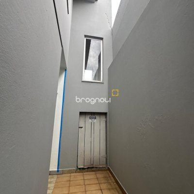 Casa com 262m², 4 quartos (sendo 1 suíte), 4 garagens, no bairro Balneário em Florianópolis