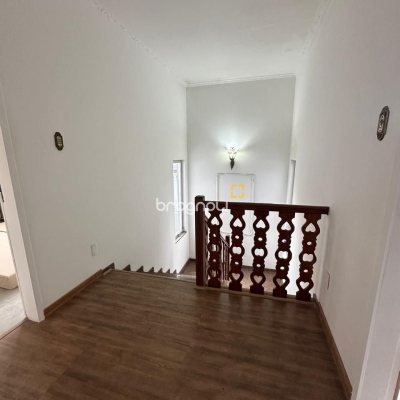 Casa com 262m², 4 quartos (sendo 1 suíte), 4 garagens, no bairro Balneário em Florianópolis