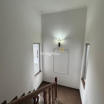 Casa com 262m², 4 quartos (sendo 1 suíte), 4 garagens, no bairro Balneário em Florianópolis