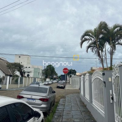 Casa com 262m², 4 quartos (sendo 1 suíte), 4 garagens, no bairro Balneário em Florianópolis