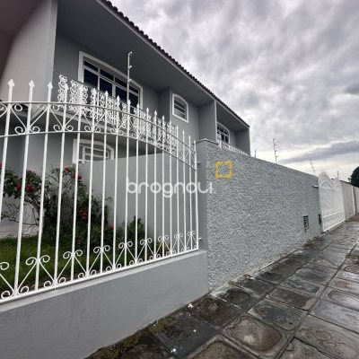 Casa com 262m², 4 quartos (sendo 1 suíte), 4 garagens, no bairro Balneário em Florianópolis