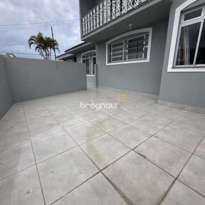 Casa com 262m², 4 quartos (sendo 1 suíte), 4 garagens, no bairro Balneário em Florianópolis
