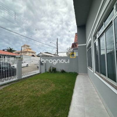 Casa com 262m², 4 quartos (sendo 1 suíte), 4 garagens, no bairro Balneário em Florianópolis