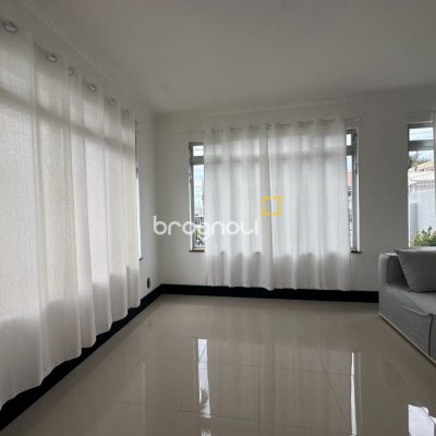 Casa com 262m², 4 quartos (sendo 1 suíte), 4 garagens, no bairro Balneário em Florianópolis