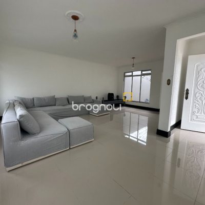 Casa com 262m², 4 quartos (sendo 1 suíte), 4 garagens, no bairro Balneário em Florianópolis