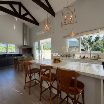 Casa de Condomínio com 204m², 3 quartos (sendo 1 suíte), 1 garagem, no bairro Sul do Rio em Santo Amaro da Imperatriz