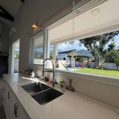 Casa de Condomínio com 204m², 3 quartos (sendo 1 suíte), 1 garagem, no bairro Sul do Rio em Santo Amaro da Imperatriz