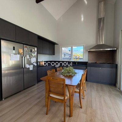 Casa de Condomínio com 204m², 3 quartos (sendo 1 suíte), 1 garagem, no bairro Sul do Rio em Santo Amaro da Imperatriz
