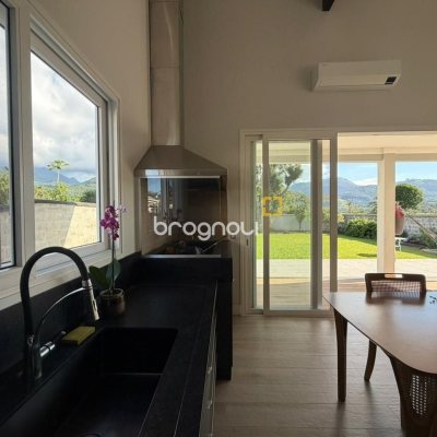 Casa de Condomínio com 204m², 3 quartos (sendo 1 suíte), 1 garagem, no bairro Sul do Rio em Santo Amaro da Imperatriz