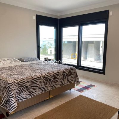 Casa de Condomínio com 323m², 3 quartos (sendo 3 suítes), 4 garagens, no bairro Cacupé em Florianópolis