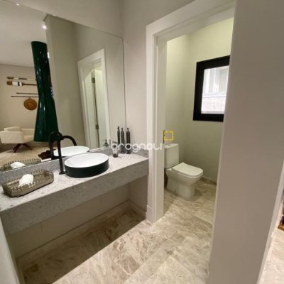 Casa de Condomínio com 323m², 3 quartos (sendo 3 suítes), 4 garagens, no bairro Cacupé em Florianópolis