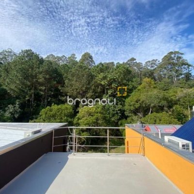 Casa de Condomínio com 323m², 3 quartos (sendo 3 suítes), 4 garagens, no bairro Cacupé em Florianópolis