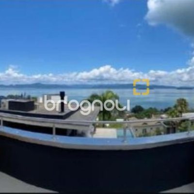 Casa de Condomínio com 323m², 3 quartos (sendo 3 suítes), 4 garagens, no bairro Cacupé em Florianópolis