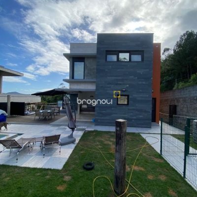 Casa de Condomínio com 323m², 3 quartos (sendo 3 suítes), 4 garagens, no bairro Cacupé em Florianópolis