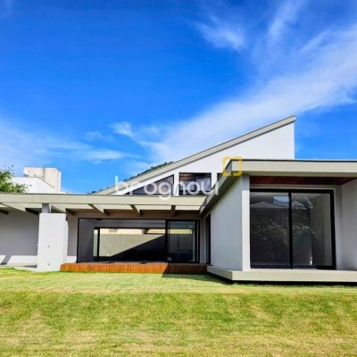 Casa de Condomínio com 365m², 3 quartos (sendo 3 suítes), 2 garagens, no bairro Campeche em Florianópolis