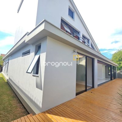 Casa de Condomínio com 365m², 3 quartos (sendo 3 suítes), 2 garagens, no bairro Campeche em Florianópolis