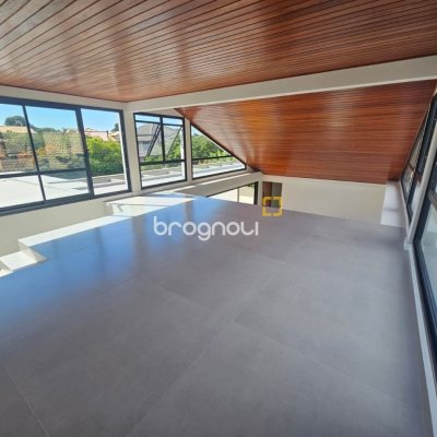 Casa de Condomínio com 365m², 3 quartos (sendo 3 suítes), 2 garagens, no bairro Campeche em Florianópolis