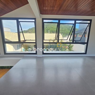 Casa de Condomínio com 365m², 3 quartos (sendo 3 suítes), 2 garagens, no bairro Campeche em Florianópolis