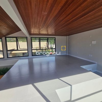 Casa de Condomínio com 365m², 3 quartos (sendo 3 suítes), 2 garagens, no bairro Campeche em Florianópolis