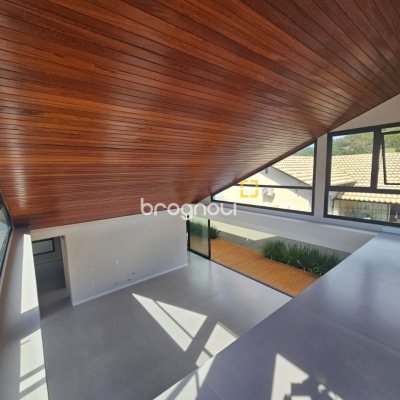 Casa de Condomínio com 365m², 3 quartos (sendo 3 suítes), 2 garagens, no bairro Campeche em Florianópolis