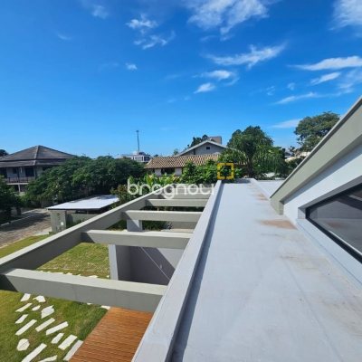 Casa de Condomínio com 365m², 3 quartos (sendo 3 suítes), 2 garagens, no bairro Campeche em Florianópolis