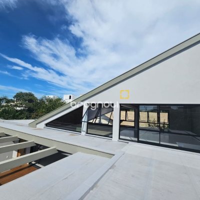 Casa de Condomínio com 365m², 3 quartos (sendo 3 suítes), 2 garagens, no bairro Campeche em Florianópolis