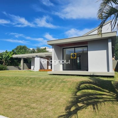 Casa de Condomínio com 365m², 3 quartos (sendo 3 suítes), 2 garagens, no bairro Campeche em Florianópolis