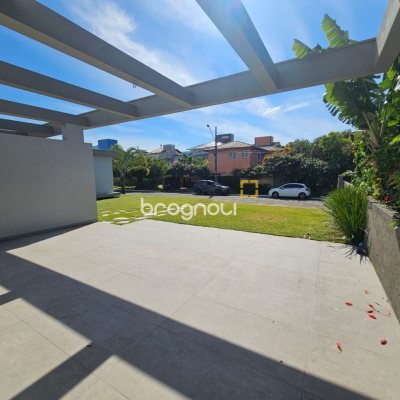 Casa de Condomínio com 365m², 3 quartos (sendo 3 suítes), 2 garagens, no bairro Campeche em Florianópolis