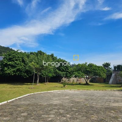 Casa de Condomínio com 365m², 3 quartos (sendo 3 suítes), 2 garagens, no bairro Campeche em Florianópolis