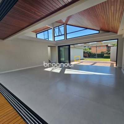 Casa de Condomínio com 365m², 3 quartos (sendo 3 suítes), 2 garagens, no bairro Campeche em Florianópolis