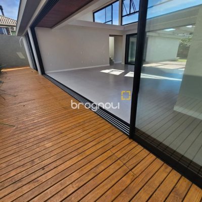 Casa de Condomínio com 365m², 3 quartos (sendo 3 suítes), 2 garagens, no bairro Campeche em Florianópolis