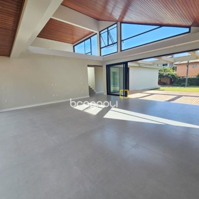 Casa de Condomínio com 365m², 3 quartos (sendo 3 suítes), 2 garagens, no bairro Campeche em Florianópolis