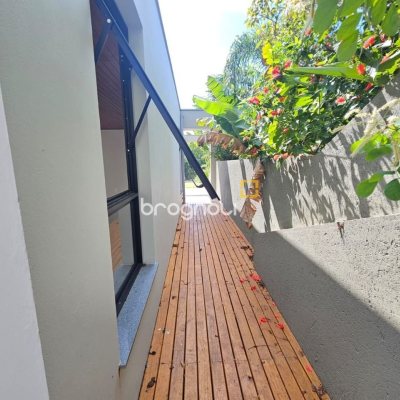 Casa de Condomínio com 365m², 3 quartos (sendo 3 suítes), 2 garagens, no bairro Campeche em Florianópolis
