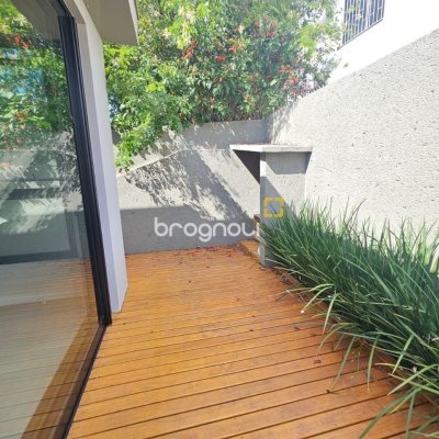 Casa de Condomínio com 365m², 3 quartos (sendo 3 suítes), 2 garagens, no bairro Campeche em Florianópolis