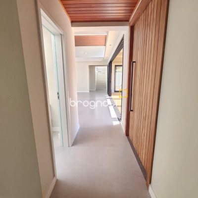 Casa de Condomínio com 365m², 3 quartos (sendo 3 suítes), 2 garagens, no bairro Campeche em Florianópolis