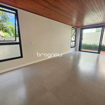 Casa de Condomínio com 365m², 3 quartos (sendo 3 suítes), 2 garagens, no bairro Campeche em Florianópolis
